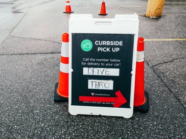 Toronto, Ontario, Kanada - 3 Ocak 2021: Coronavirus salgınında ulaşılabilir sokak tabelası. Alışveriş sürücüsü covid-19 virüsüne yakalanmış.. 