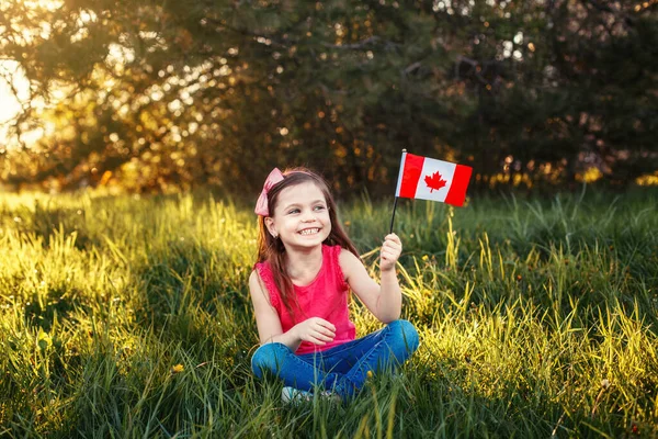 Söt Glad Vit Flicka Med Kanadensisk Flagga Leende Barn Sitter — Stockfoto