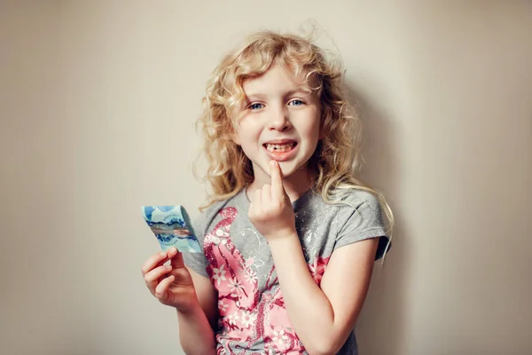 Gadis Pirang Kaukasia Menunjukkan Gigi Yang Hilang Mulut Dan Memegang — Stok Foto
