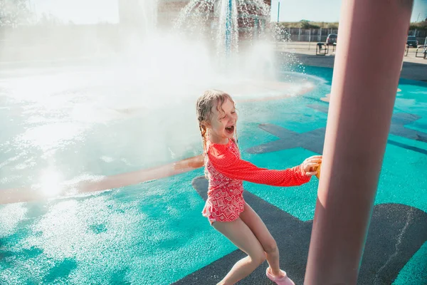 Χαριτωμένο Αξιολάτρευτο Γέλιο Καυκάσιος Αστείο Κορίτσι Παίζει Splash Pad Παιδική — Φωτογραφία Αρχείου