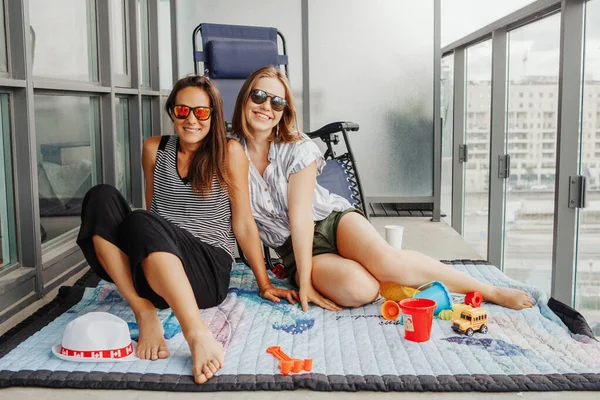 Wanita Lesbian Muda Lgbtq Menghabiskan Waktu Bersama Balkon Rumah Wanita — Stok Foto