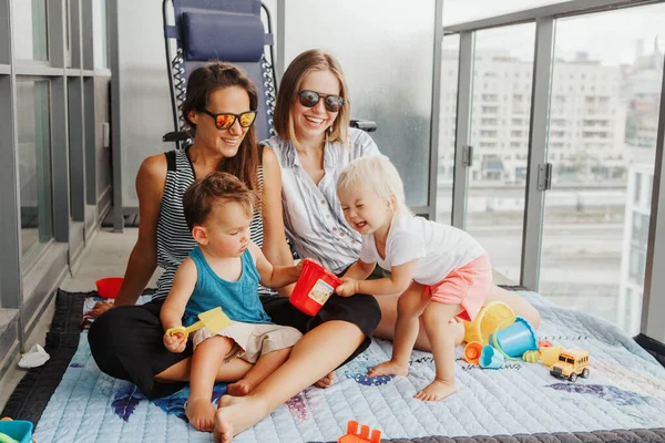 Ibu Muda Menghabiskan Waktu Bersama Dengan Anak Anak Balkon Rumah — Stok Foto