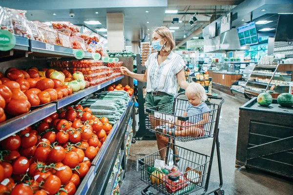 Compras Con Niños Madre Joven Mascarilla Protectora Comprando Comida Con — Foto de Stock