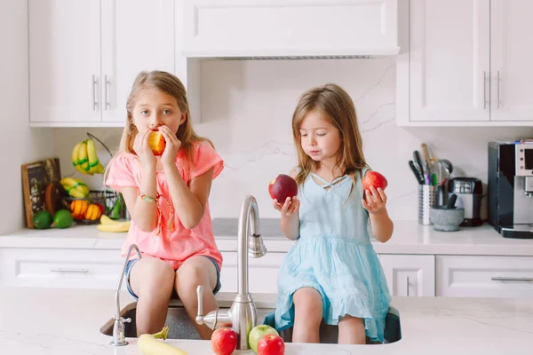 Caucasian Children Girls Eating Fresh Fruits Sitting Kitchen Sink Happy — Stock Photo, Image