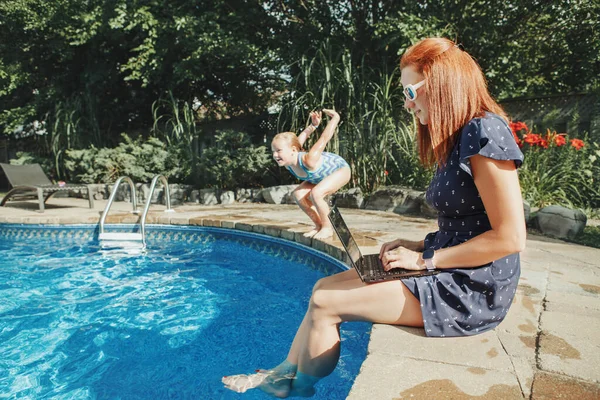 Travailler Maison Avec Des Enfants Enfants Mère Travaillant Sur Ordinateur — Photo