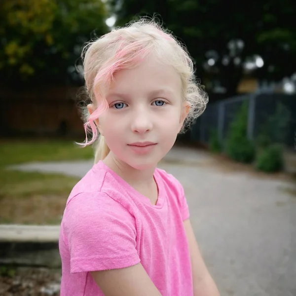 Mignon Adorable Écolière Élémentaire Avec Une Frange Colorée Rose Adorable — Photo
