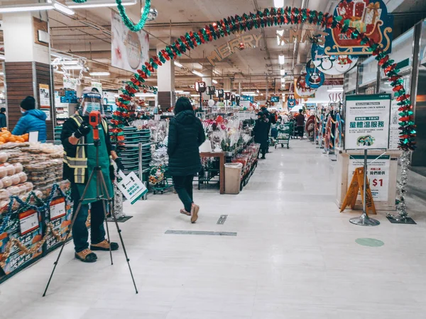 Toronto Ontario Canadá Diciembre 2020 Trabajador Tienda Mide Temperatura Los — Foto de Stock