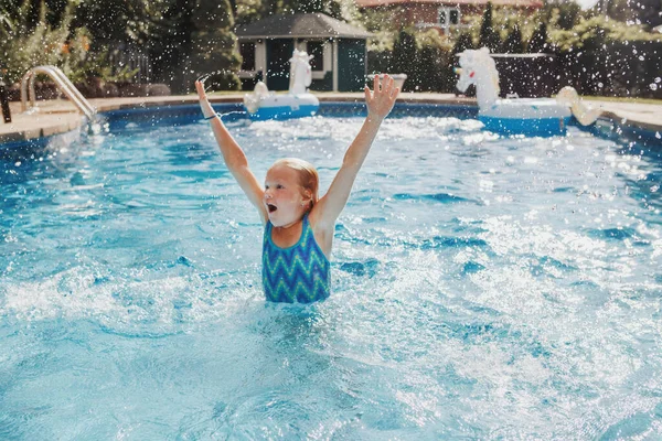 Gadis Manis Yang Menggemaskan Berenang Kolam Renang Halaman Belakang Rumah Stok Foto Bebas Royalti