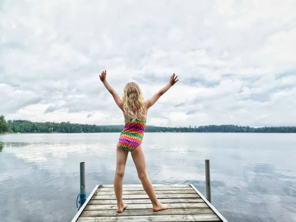 Blond Flicka Baddräkt Stående Trä Sjö Flod Docka Med Händerna Royaltyfria Stockbilder