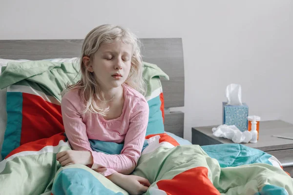 Gadis Kaukasia Sakit Dengan Demam Terbaring Tempat Tidur Rumah Dengan — Stok Foto