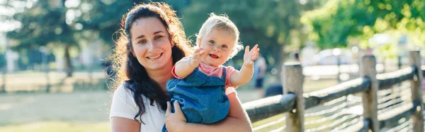 Ibu Hari Libur Muda Tersenyum Kaukasia Ibu Dan Anak Perempuan — Stok Foto