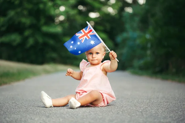 Carino Adorabile Bambina Caucasica Sventola Bandiera Australiana Bambino Sorridente Seduto — Foto Stock