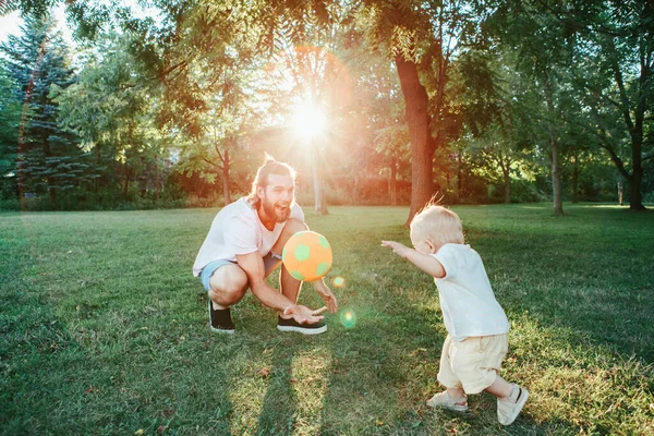 Vaderdag Vader Speelt Bal Met Peuter Baby Boy Outdoor Ouder — Stockfoto