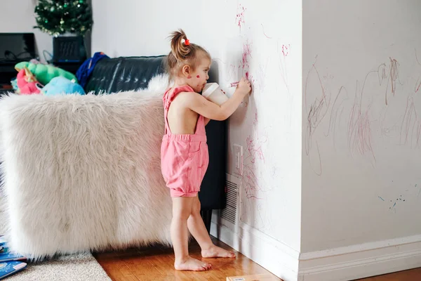 Engraçado Bonito Bebê Menina Desenho Com Marcador Parede Casa Criança — Fotografia de Stock