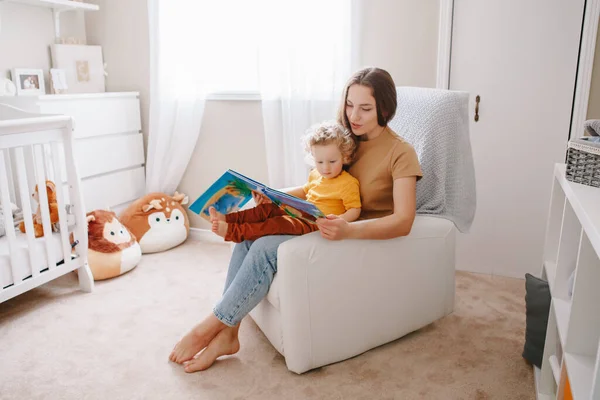 Ibu Membaca Buku Dengan Bayi Laki Laki Balita Rumah Pengembangan — Stok Foto