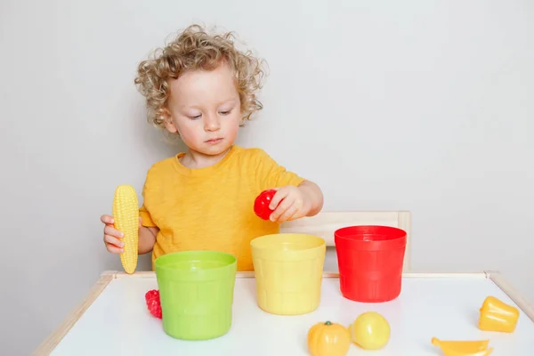 Toddler Bermain Dengan Mainan Belajar Rumah Atau Taman Kanak Kanak — Stok Foto