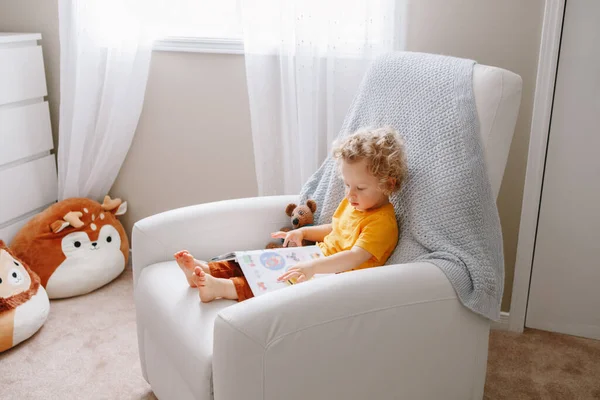 Bonito Bebê Adorável Menino Criança Anos Idade Sentado Poltrona Sala — Fotografia de Stock