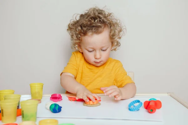 Caucasian บลอนด กเด กทารกเด กเล บเซนเซอร Playdough ของเล นจลน จกรรมการพ — ภาพถ่ายสต็อก