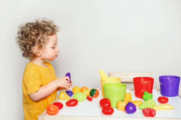 Toddler Bermain Dengan Mainan Belajar Rumah Atau Taman Kanak Kanak — Stok Foto