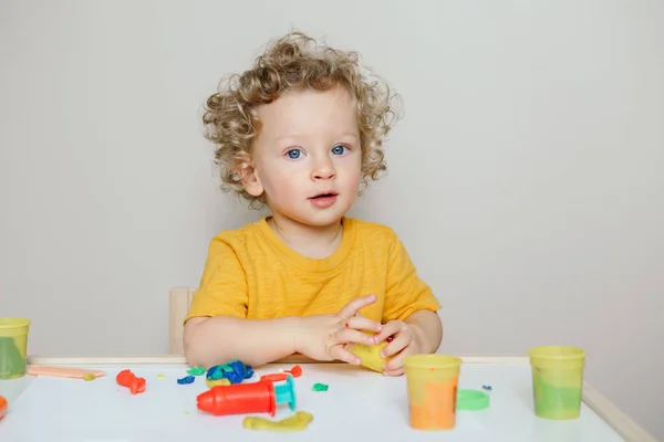 Caucasian บลอนด กเด กทารกเด กเล บเซนเซอร Playdough ของเล นจลน จกรรมการพ — ภาพถ่ายสต็อก