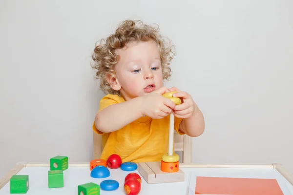 Bayi Balita Lucu Bermain Dengan Mainan Belajar Piramida Blok Menumpuk — Stok Foto