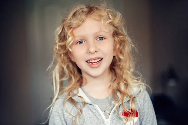 Primer Plano Retrato Hermosa Sonriente Chica Rubia Caucásica Con Pelo —  Fotos de Stock