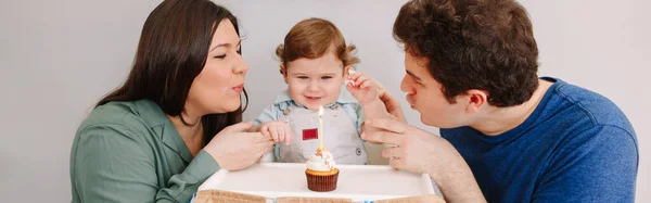 Família Caucasiana Com Menino Comemorando Seu Primeiro Aniversário Casa Mãe — Fotografia de Stock