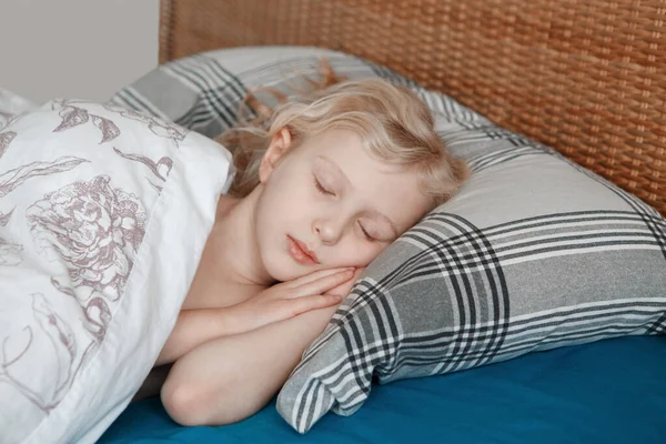 Carino Adorabile Bambina Bionda Caucasica Che Dorme Sul Cuscino Letto — Foto Stock