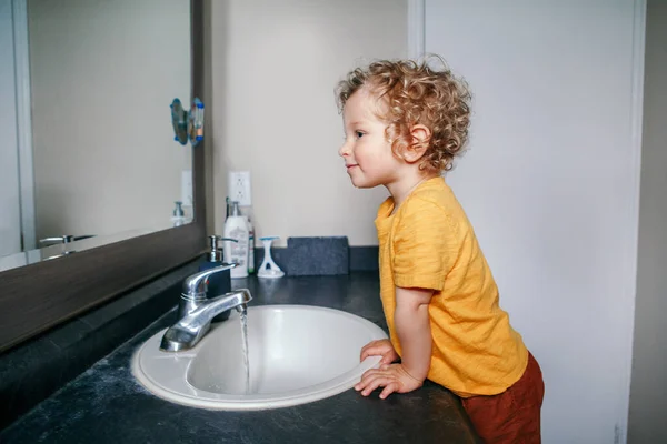 Liten Vit Pojke Som Tvättar Händerna Badrummet Hemma Hälsa Hygien — Stockfoto