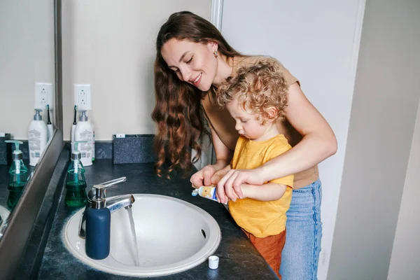 Young Caucasian Mother Helping Boy Toddler Brush Teeth Bathroom Home — Stock Photo, Image