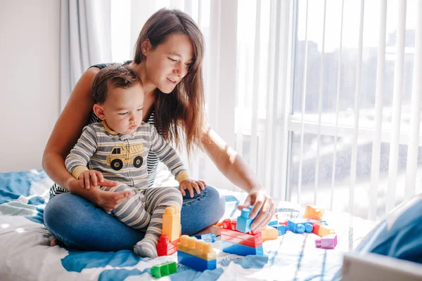 Ibu Dan Bayi Balita Bermain Bangunan Dengan Belajar Menumpuk Mainan — Stok Foto