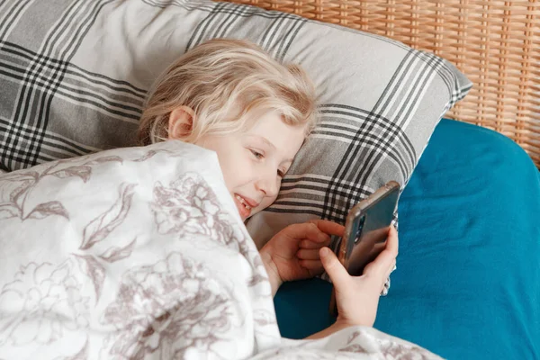 Gadis Manis Berbaring Tempat Tidur Pagi Hari Dan Sms Berbicara — Stok Foto
