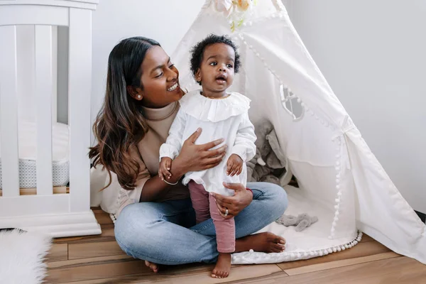Mutlu Gülümseyen Genç Hintli Anne Siyah Bebek Kızıyla Oynuyor Aile Telifsiz Stok Imajlar