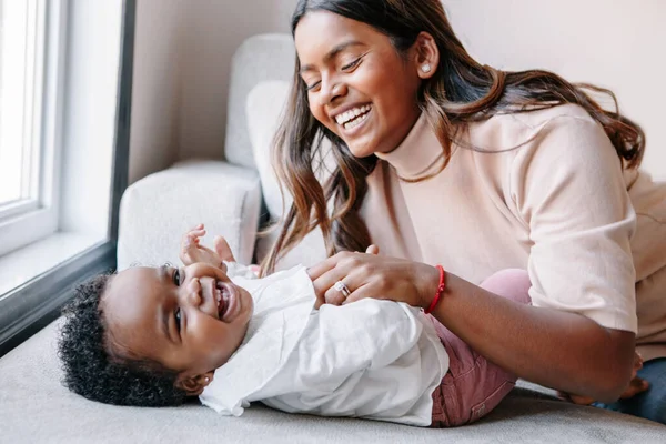 Gülen Mutlu Hintli Anne Siyah Kız Bebek Ile Oynuyor Aile Telifsiz Stok Fotoğraflar