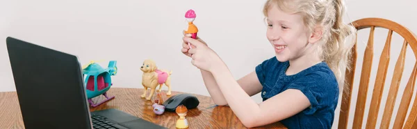 Bonito Adorável Sorridente Menina Caucasiana Brincando Brinquedos Com Amigos Chamada — Fotografia de Stock