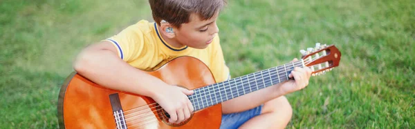 Schwerhöriger Junge Der Draußen Gitarre Spielt Kind Mit Hörgerät Den — Stockfoto