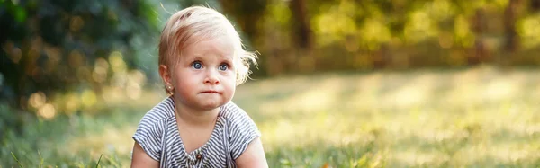 Söt Liten Flicka Kryper Marken Parken Utomhus Ett Bedårande Barn — Stockfoto