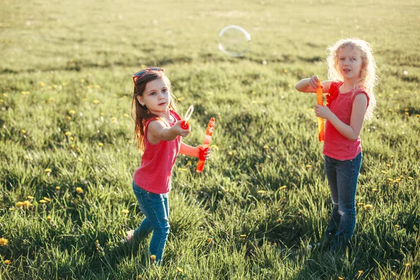 Веселих Кавказьких Дівчат Парку Дують Мильні Бульбашки Літній День Діти — стокове фото
