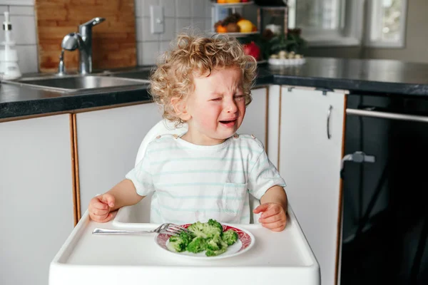 Gråtande Vit Pojke Som Sitter Barnstol Med Broccoli Tallriken Barn — Stockfoto