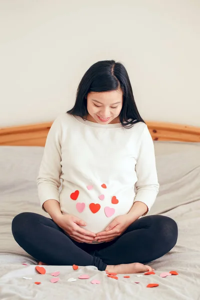 Sonriente Asiática China Embarazada Sentada Cama Tocando Vientre Vientre Embarazada — Foto de Stock