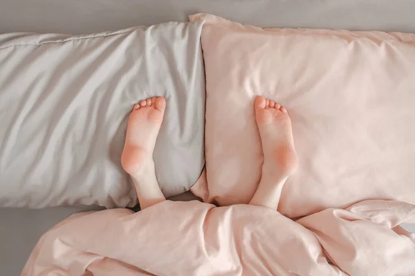 Anak Anak Kaki Berbaring Bantal Tempat Tidur Rumah Anak Bermain — Stok Foto