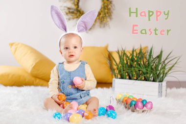 Mutlu Paskalyalar. Tatil kartını mesajla selamlıyorum. Pofuduk beyaz halının üzerinde oturan mor tavşan kulaklı beyaz bir kız bebek. Paskalya yumurtalarıyla oynayan çocuk Hıristiyan bayramını kutluyor.