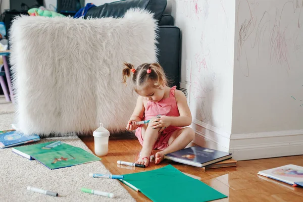 Gadis Kecil Yang Lucu Menggambar Dengan Penanda Kaki Tubuhnya Anak Stok Foto