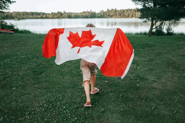 Menina Envolto Grande Bandeira Canadense Pelo Lago Muskoka Natureza Celebração — Fotografia de Stock