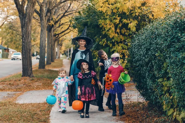 Snoep Schiet Moeder Met Kinderen Gaat Bedriegen Trakteren Halloween Vakantie — Stockfoto
