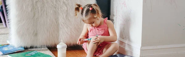 Gadis Kecil Yang Lucu Menggambar Dengan Penanda Pada Kaki Tubuh — Stok Foto