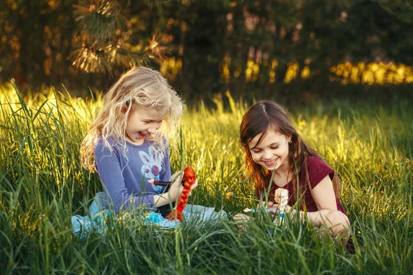 Niños Felices Niñas Jugando Muñecas Parque Lindos Niños Adorables Sentados — Foto de Stock