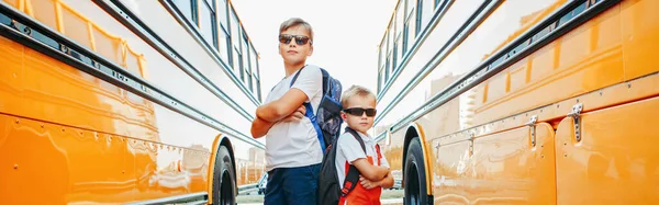 Sarı Okul Otobüsünün Yanındaki Beyaz Kardeşler Eylül Okula Dönen Güneş — Stok fotoğraf