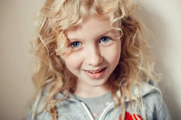 Retrato Cerca Una Hermosa Chica Rubia Caucásica Sonriente Con Pelo —  Fotos de Stock