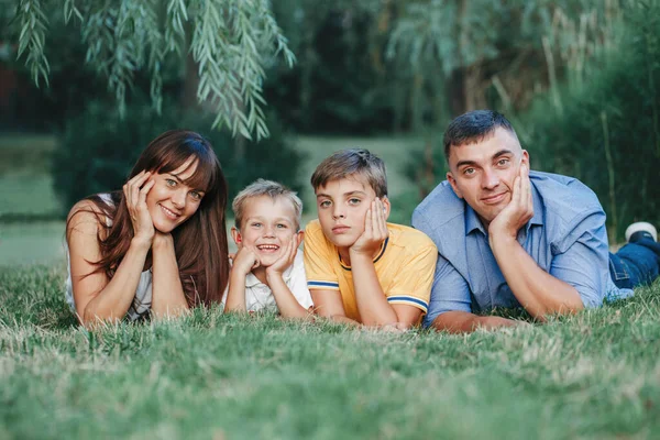 Bela Família Caucasiana Feliz Quatro Pessoas Deitadas Chão Parque Dia — Fotografia de Stock